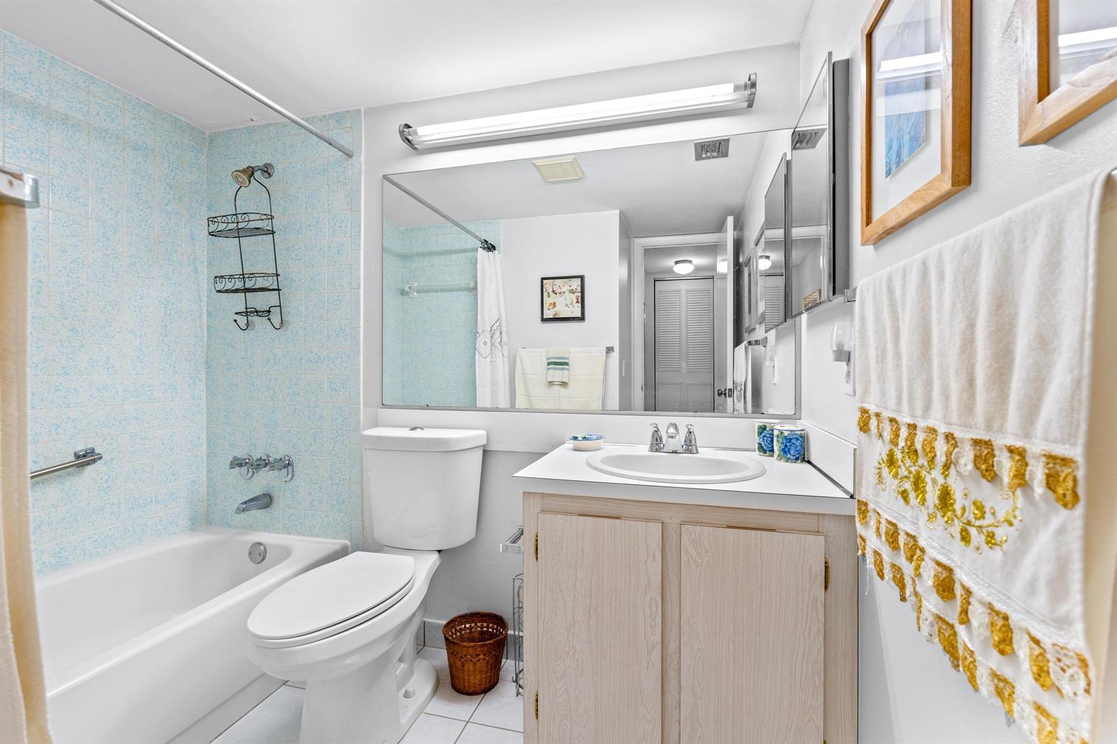 Guest Bath — 230 Pine Hov Circle # 2, FL 33463, FL