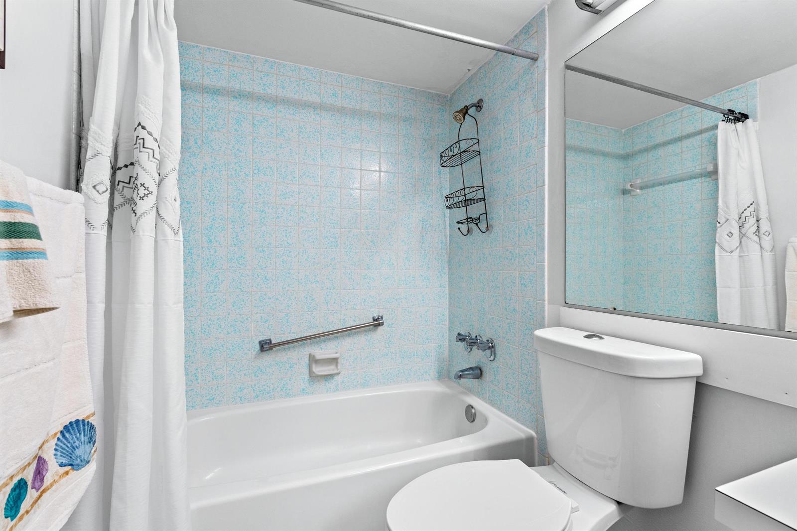 Guest Bath — 230 Pine Hov Circle # 2, FL 33463, FL
