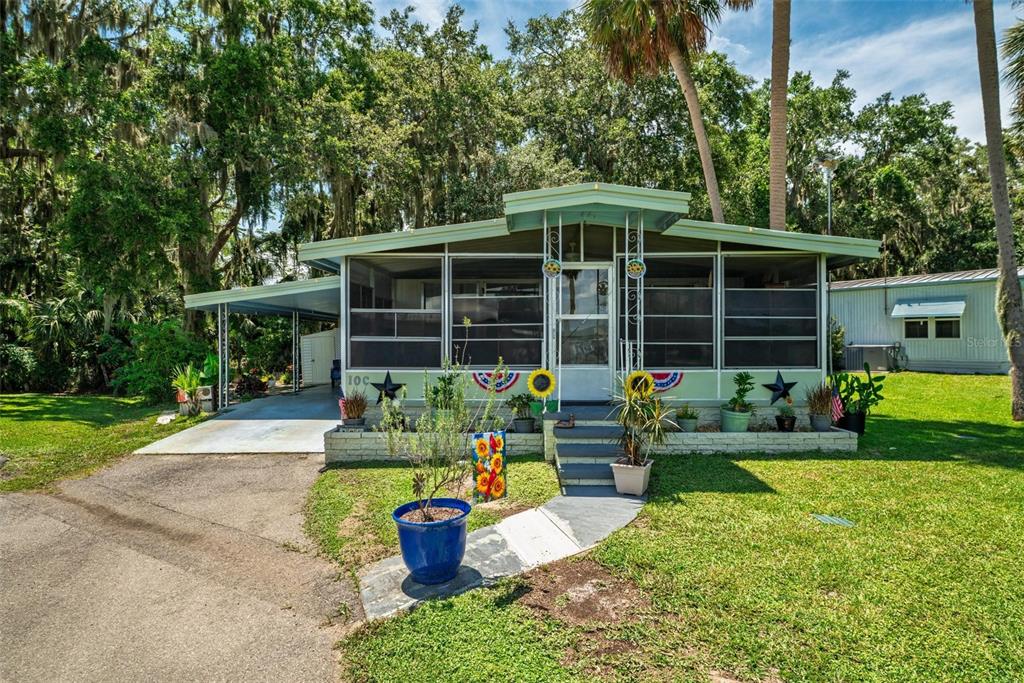 10 COCOS PLUMOSA DRIVE