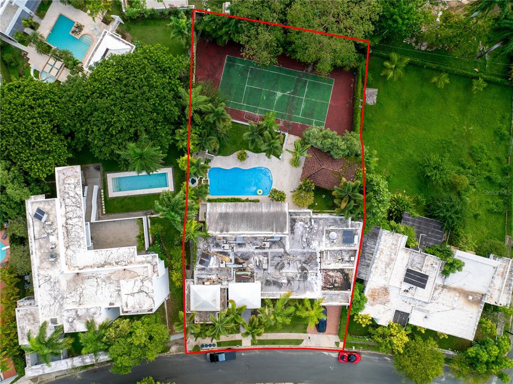 An aerial view of a residential property featuring a tennis court and surrounding lush landscaping — 154 CALLE VIOLETA, SAN JUAN, PR