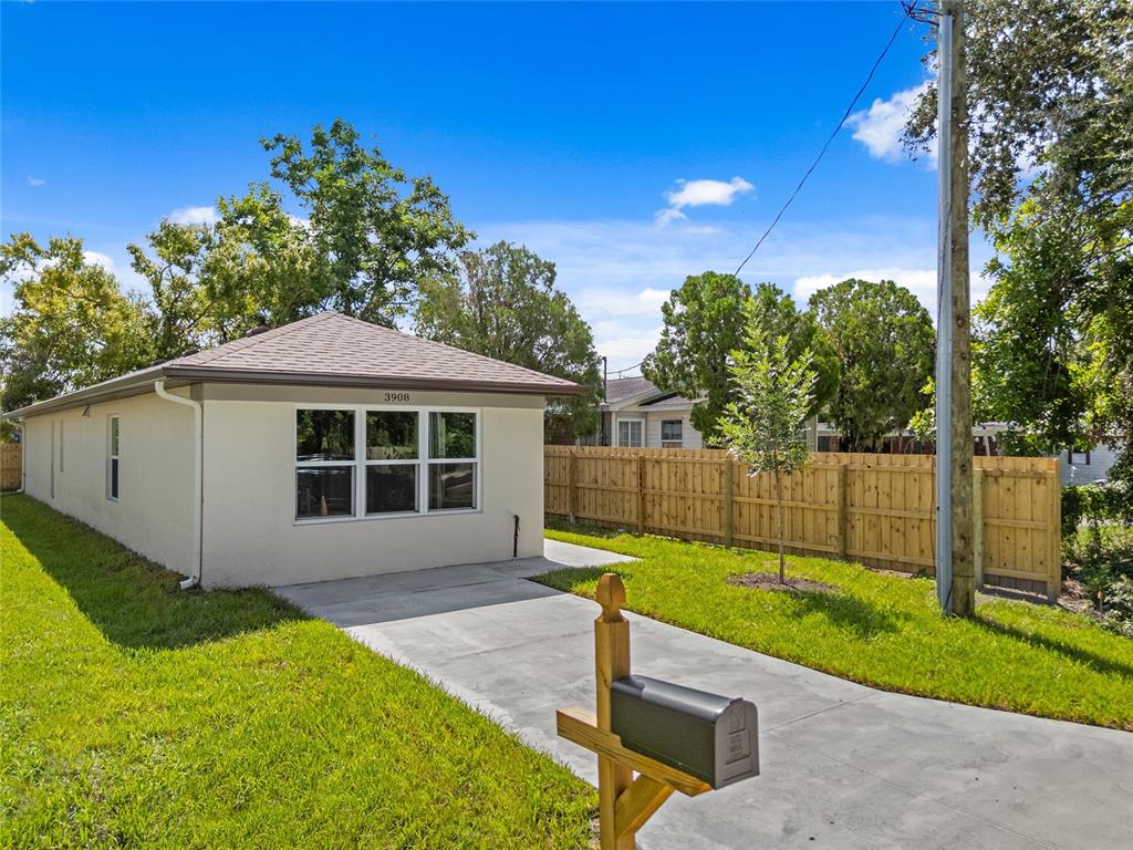 3908 WALNUT AVENUE, SARASOTA, FL — photo 2 of 30