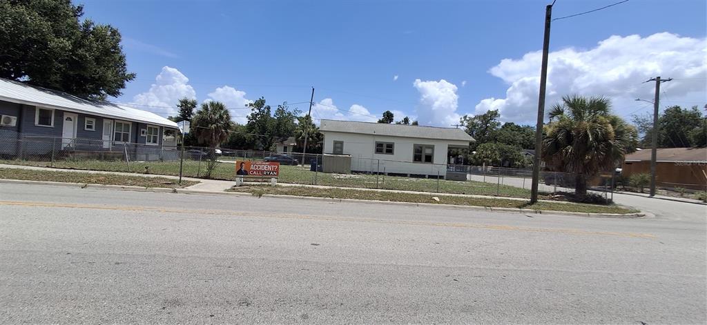 A street-level view shows two small, single-story houses behind a chain-link fence — 3009 N 13TH STREET, TAMPA, FL