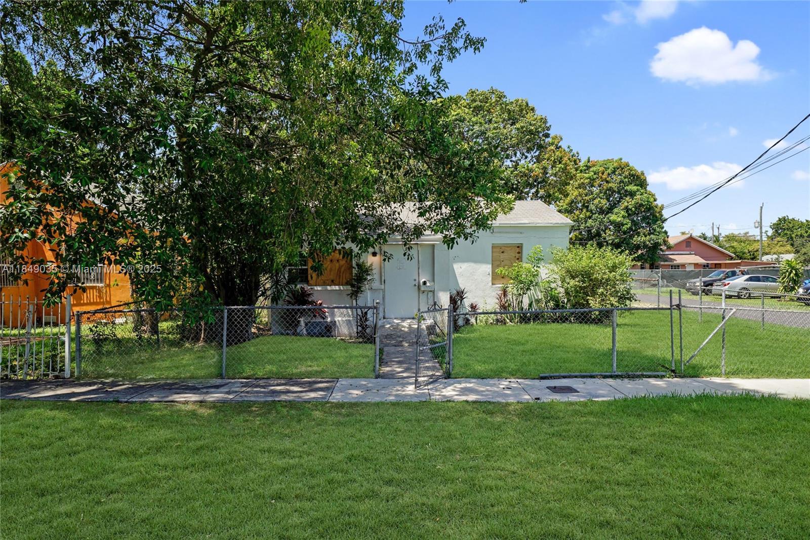 1355 NW 44th St, Miami FL 33142