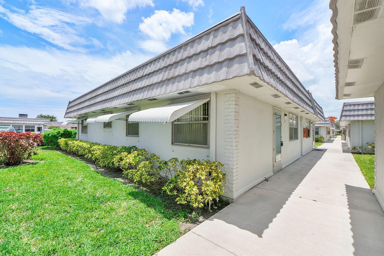 9 Valencia Trail, Delray Beach FL 33446
