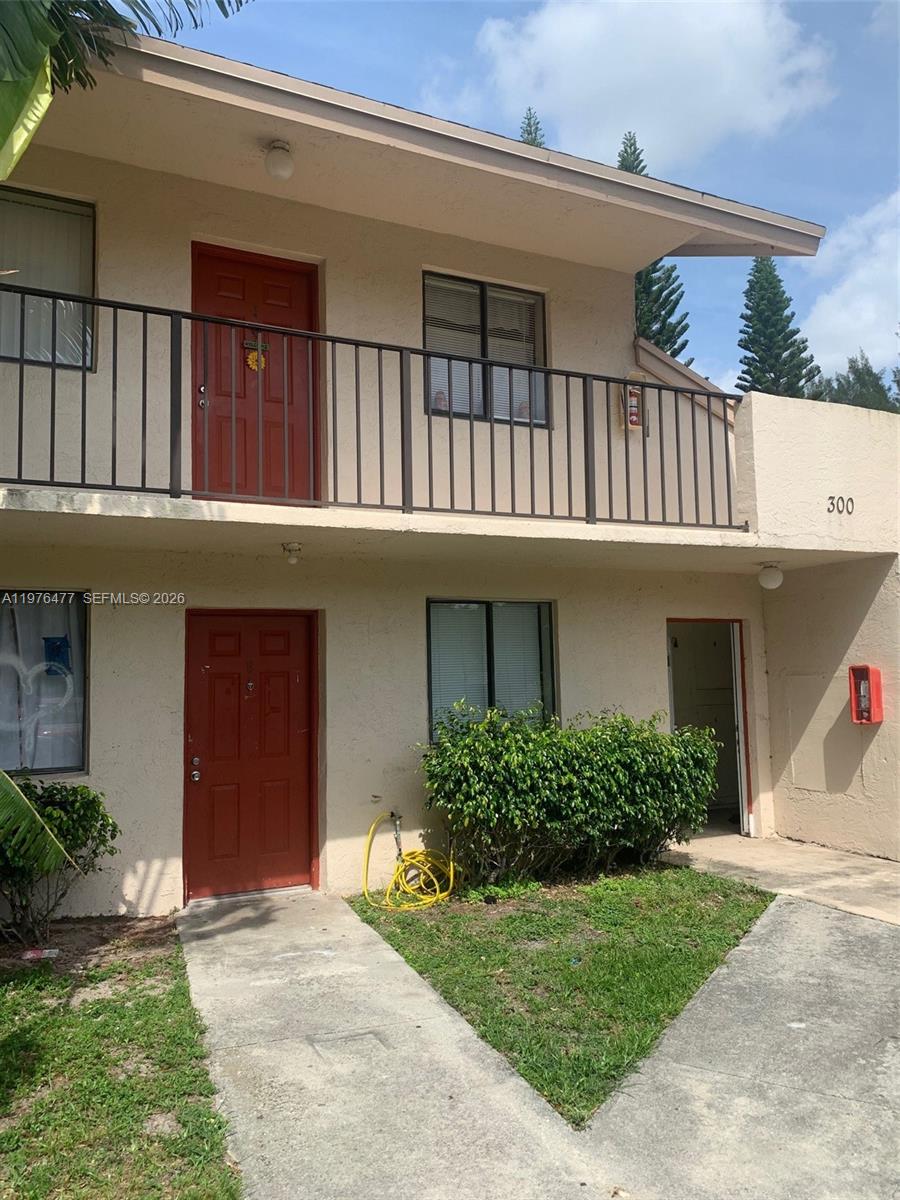 300 Nottingham Cir # J, Green Acres FL 33463
