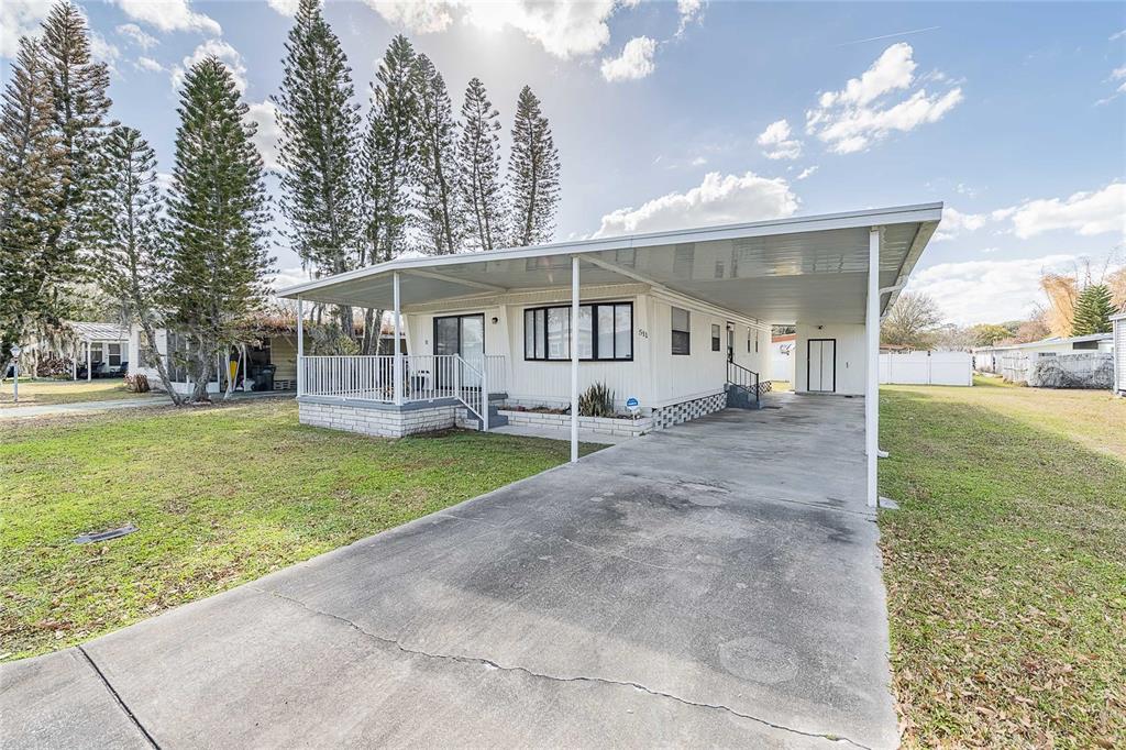 511 LAZY LAKE DRIVE W