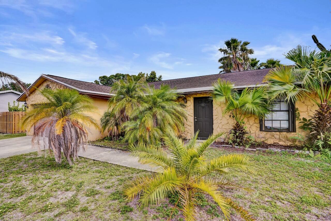 125 Seagull Court, Royal Palm Beach FL 33411