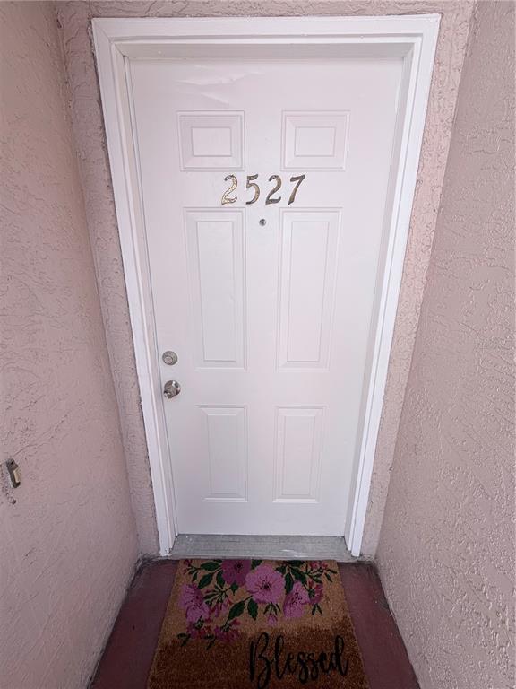 An open-concept living and dining area features tile flooring, a ceiling fan, and vaulted ceilings — 2527 CITRUS CLUB LANE UNIT 3904, ORLANDO, FL