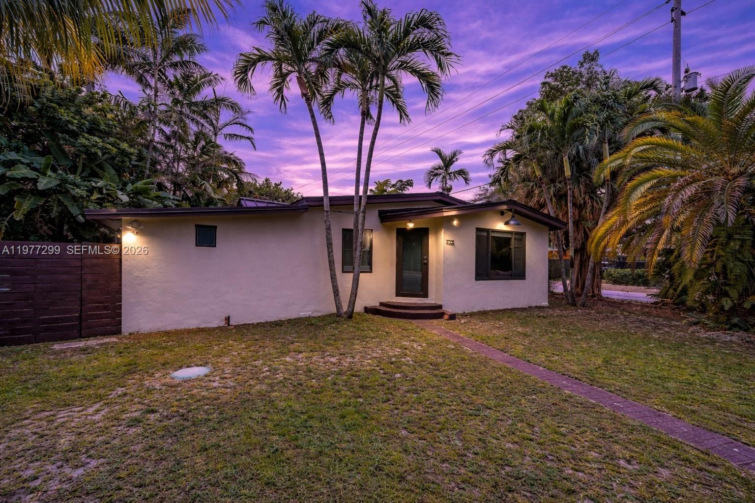 810 NE 149th St, Miami FL 33161