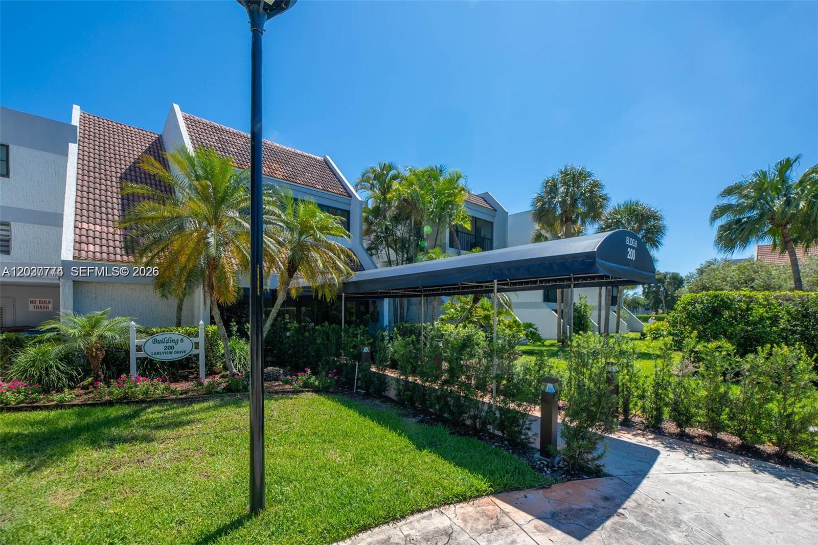 200 Lakeview Dr # 101, Weston FL 33326