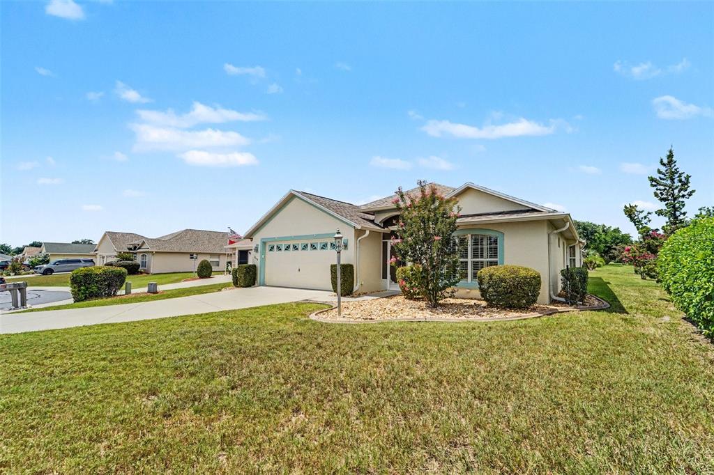 An open-concept living and dining area with tile flooring, a ceiling fan, and a chandelier — 3805 E KIWI COVE CT, HERNANDO, FL