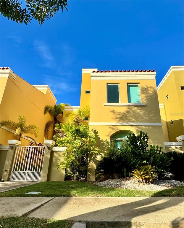 90 CANDELERO DRIVE UNIT 120