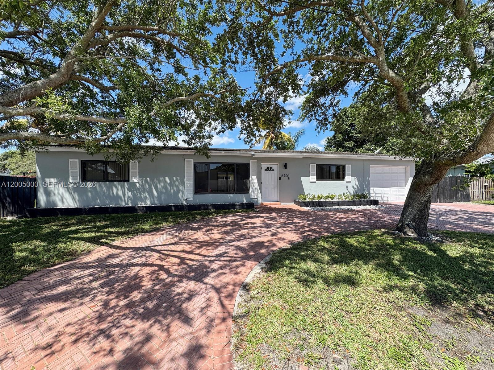 6901 SW 10th Ct, Pembroke Pines FL 33023