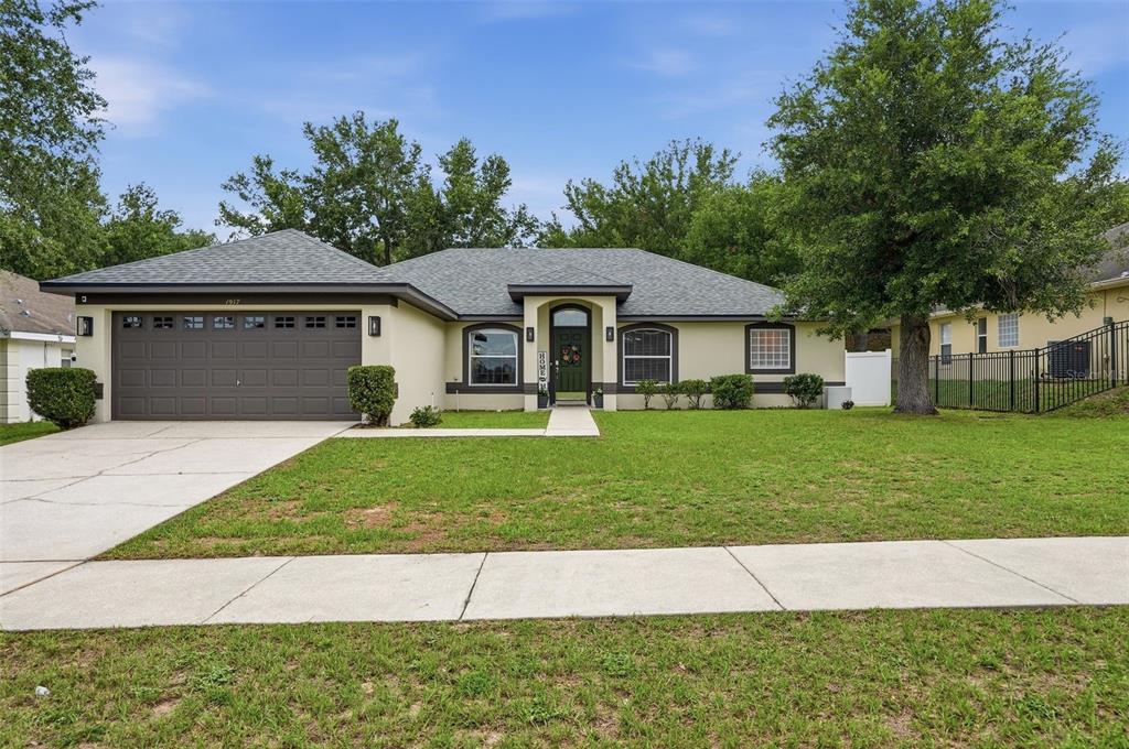1917 SOUTHERN OAK LOOP