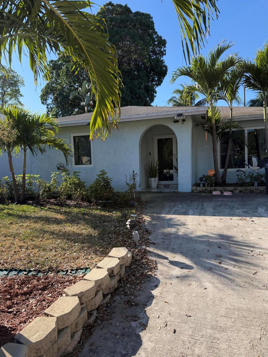 814 Colonial Road, West Palm Beach FL 33405