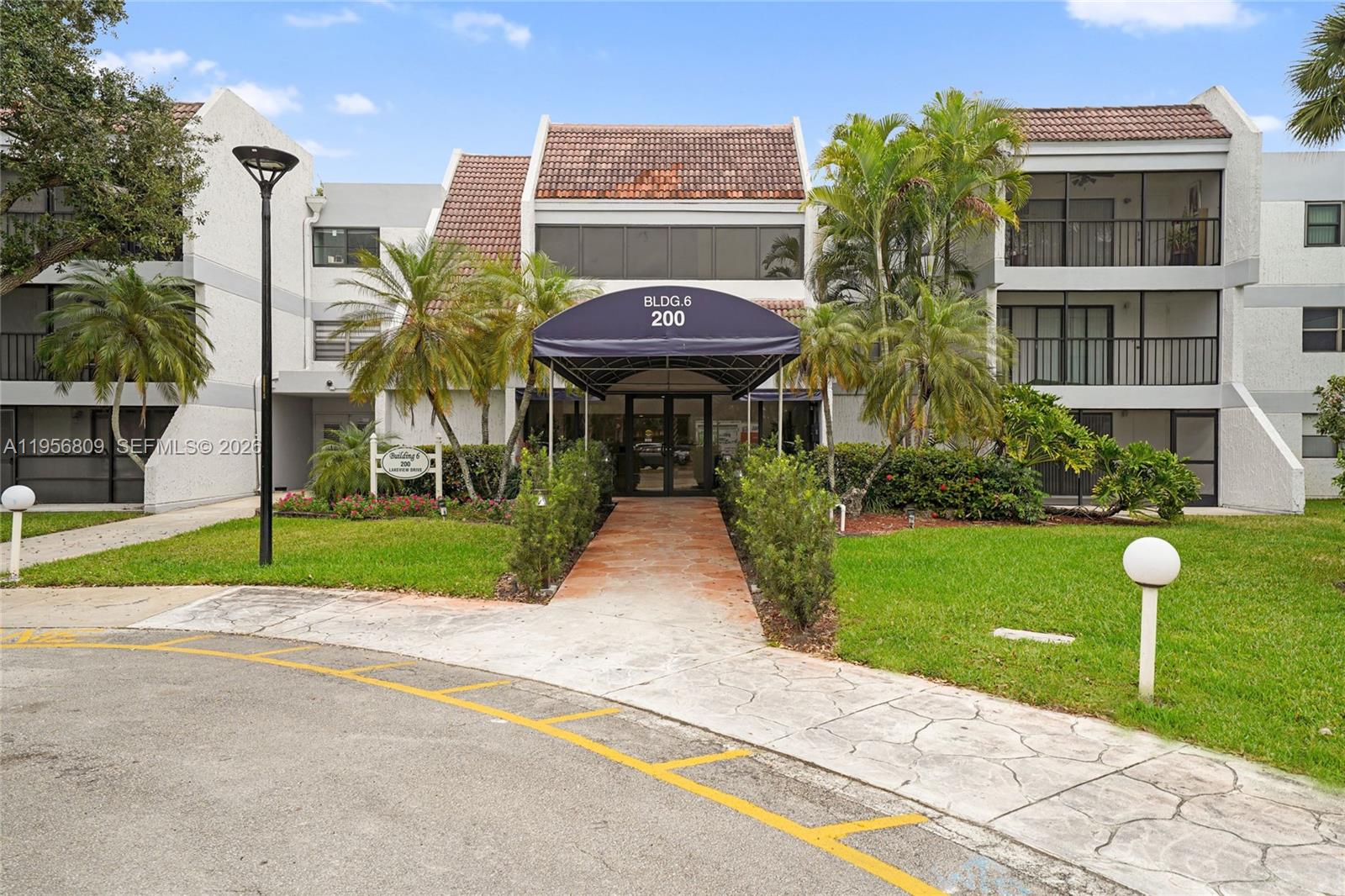 200 Lakeview Dr # 101, Weston FL 33326