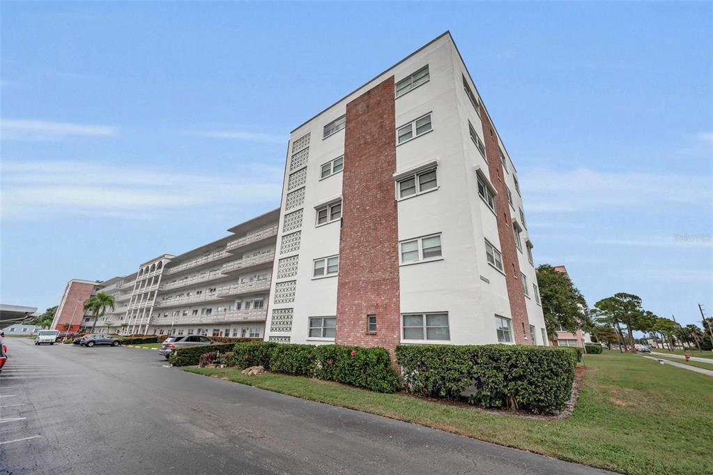 A sign for Terrace Park of Five Towns stands in front of a residential building — 5501 80TH STREET N UNIT 405, ST PETERSBURG, FL