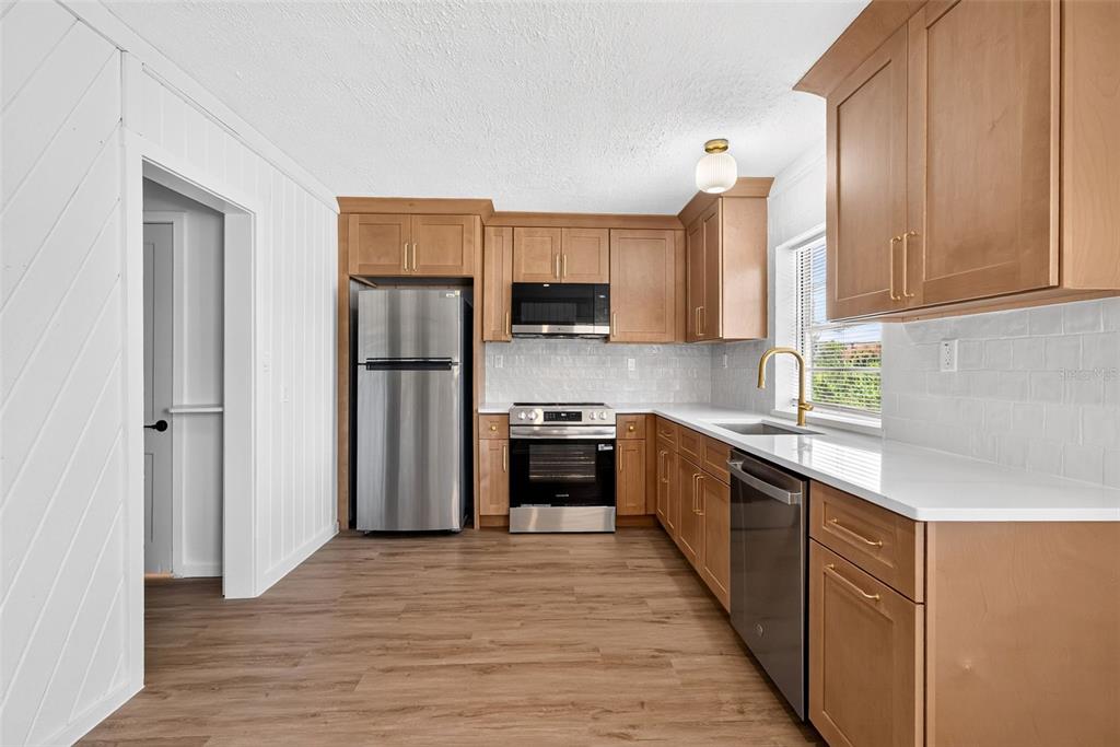 1202 E CAROLINE STREET, TAVARES, FL — photo 4 of 12