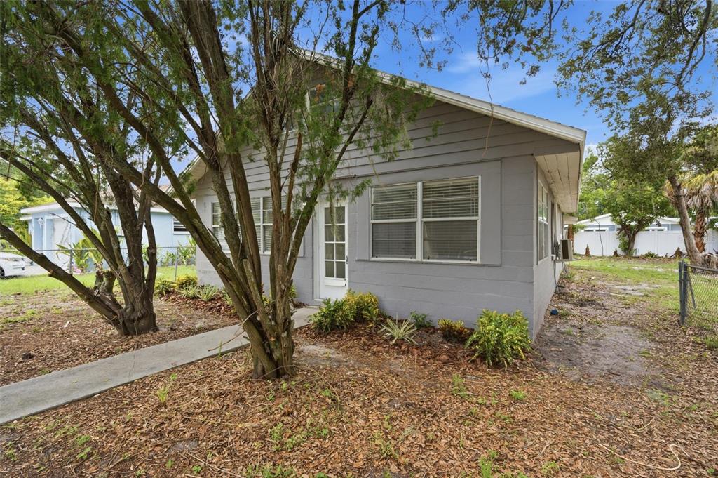 2425 9TH AVENUE E, BRADENTON, FL — photo 2 of 19