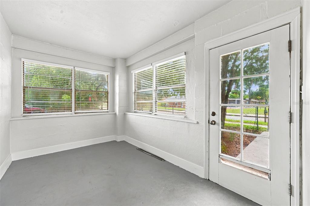 2425 9TH AVENUE E, BRADENTON, FL — photo 3 of 19