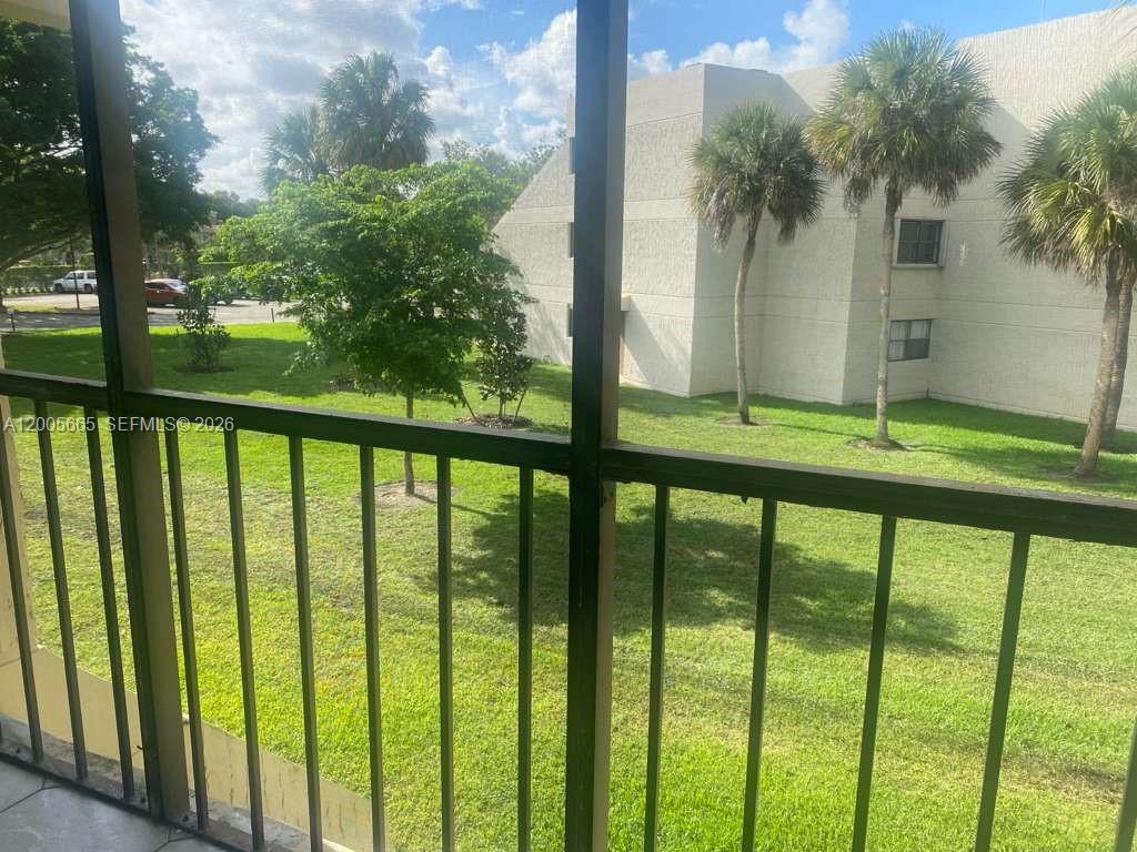 220 Lakeview Dr # 203, Weston FL 33326