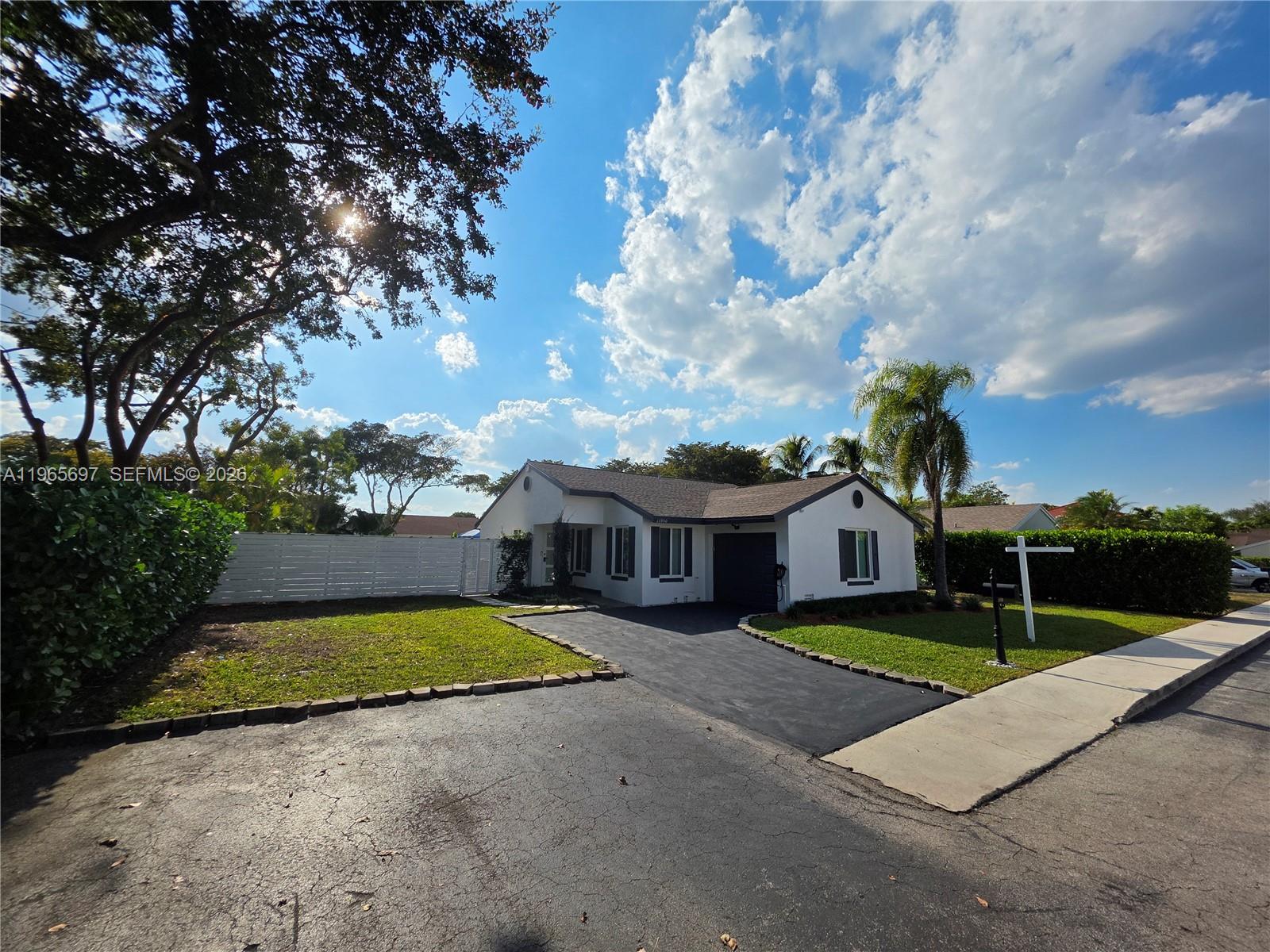 13950 Oaklawn Pl, Davie FL 33325