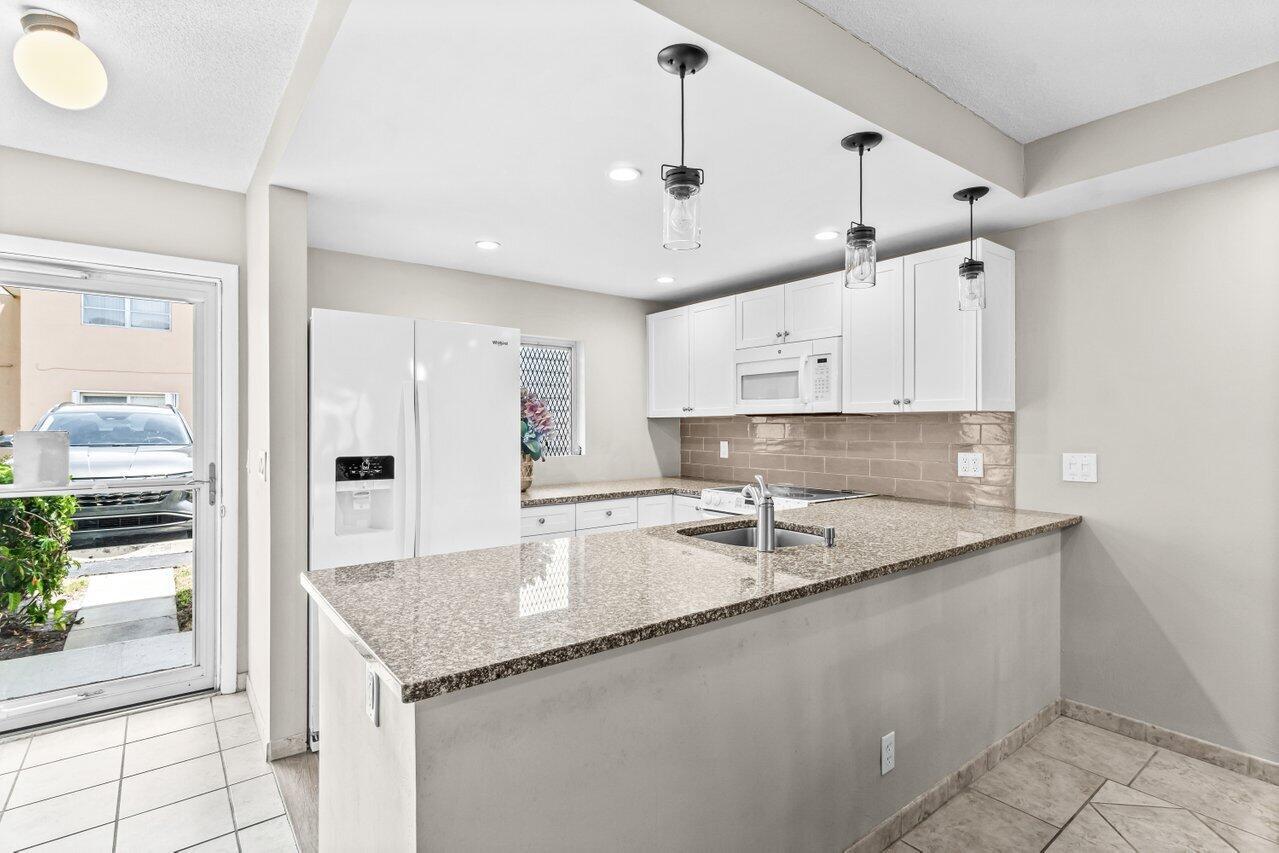 2191 NE 1st Court Apt 106, Boynton Beach FL 33435