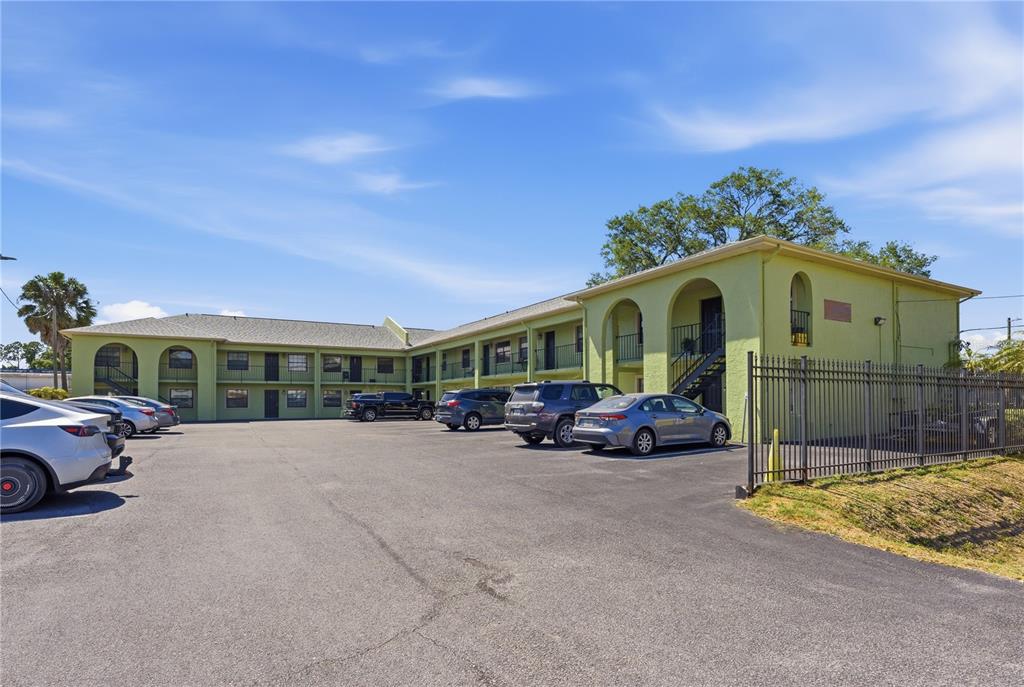 4416 N CLARK AVENUE UNIT 13