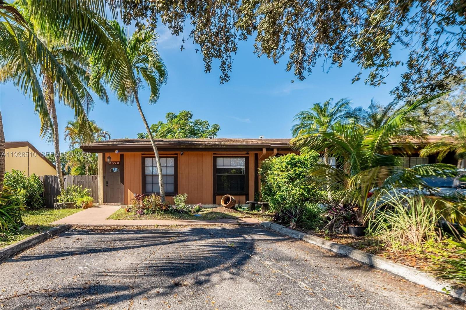 2350 Pecan Ct, Pembroke Pines FL 33026