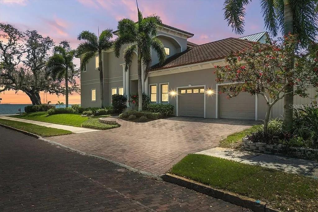 827 N BAYSHORE DRIVE