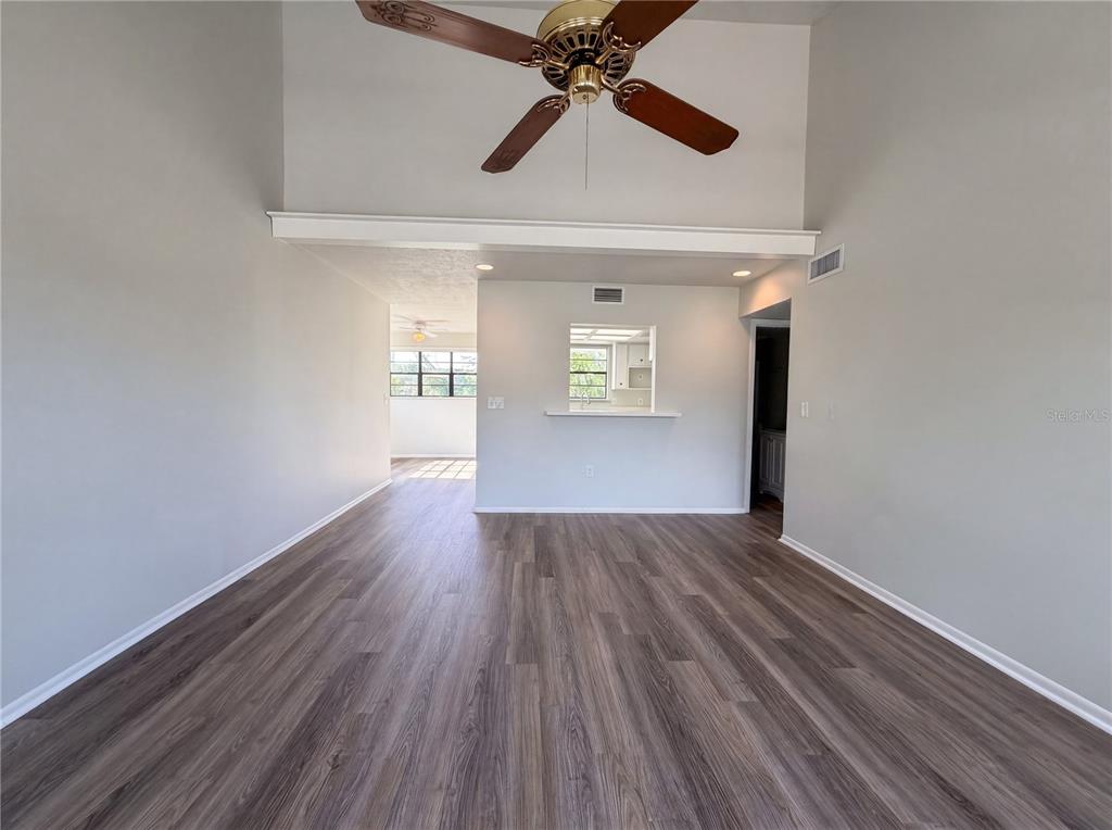 A living room with vaulted ceilings, a ceiling fan, and wood-look flooring — 516 42ND STREET COURT W, PALMETTO, FL