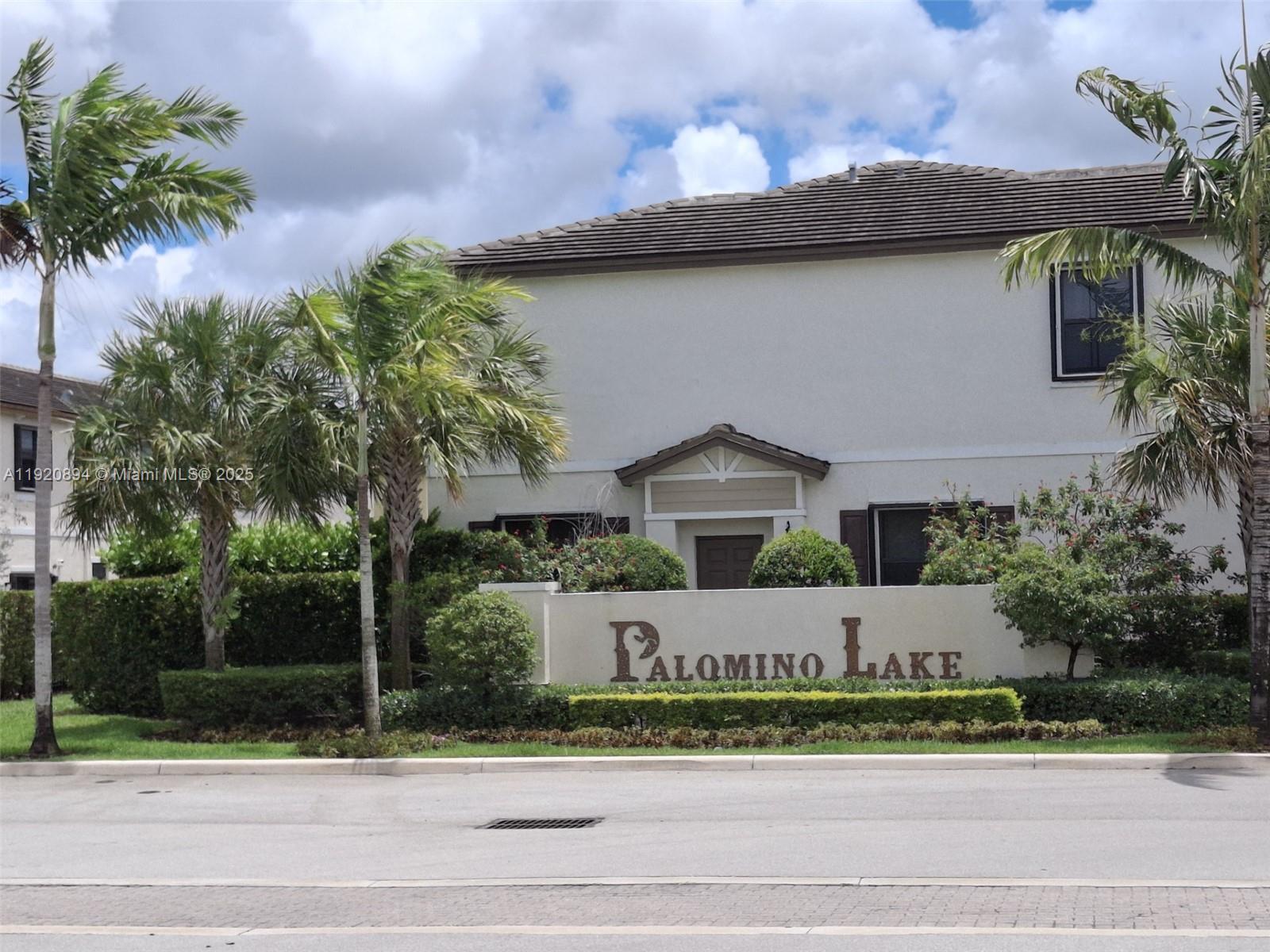 5896 Mustang Mnr, Davie FL 33314