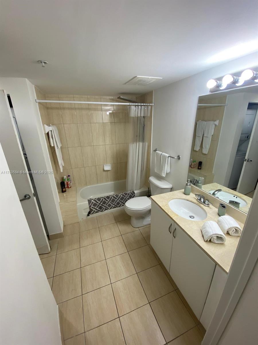 This bathroom features beige tile flooring, a tub-shower combination, and a single-sink vanity — 1750 N Bayshore Dr # 2905, Miami FL 33132, MIAMI, FL