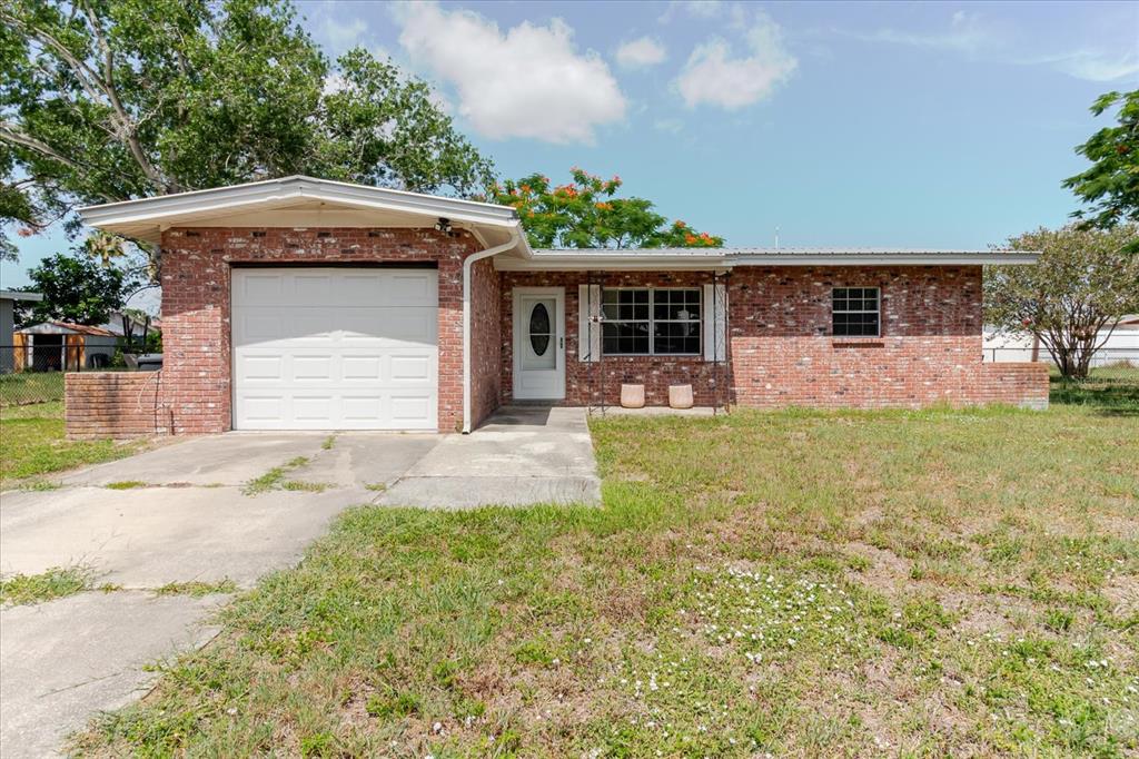 A single-story brick house with a one-car garage and a concrete driveway — 6212 FLORIDA CIRCLE W, APOLLO BEACH, FL