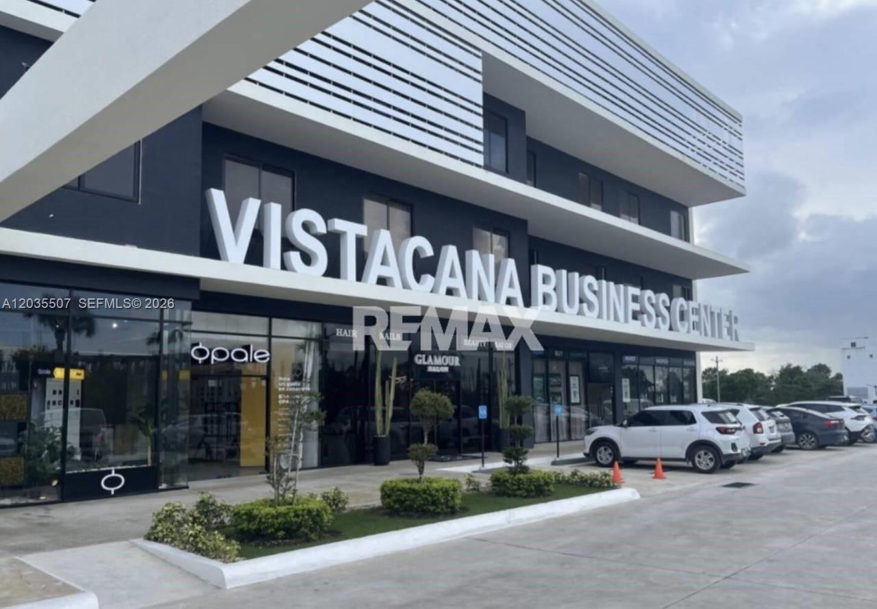 The exterior of the modern Vistacana Business Center features glass storefronts and parking spaces — 1 terreno # 1, FL