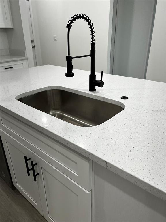 A kitchen island features a stainless steel undermount sink, a black faucet, and white countertops — 3 FISHER PLACE DRIVE, OCKLAWAHA, FL