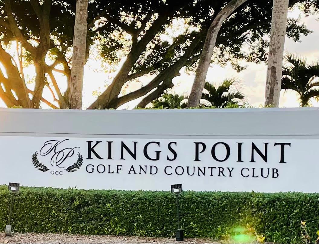 A sign for Kings Point Golf and Country Club stands in front of green hedges — 816 Normandy Q, Delray Beach FL 33484, DELRAY BEACH, FL