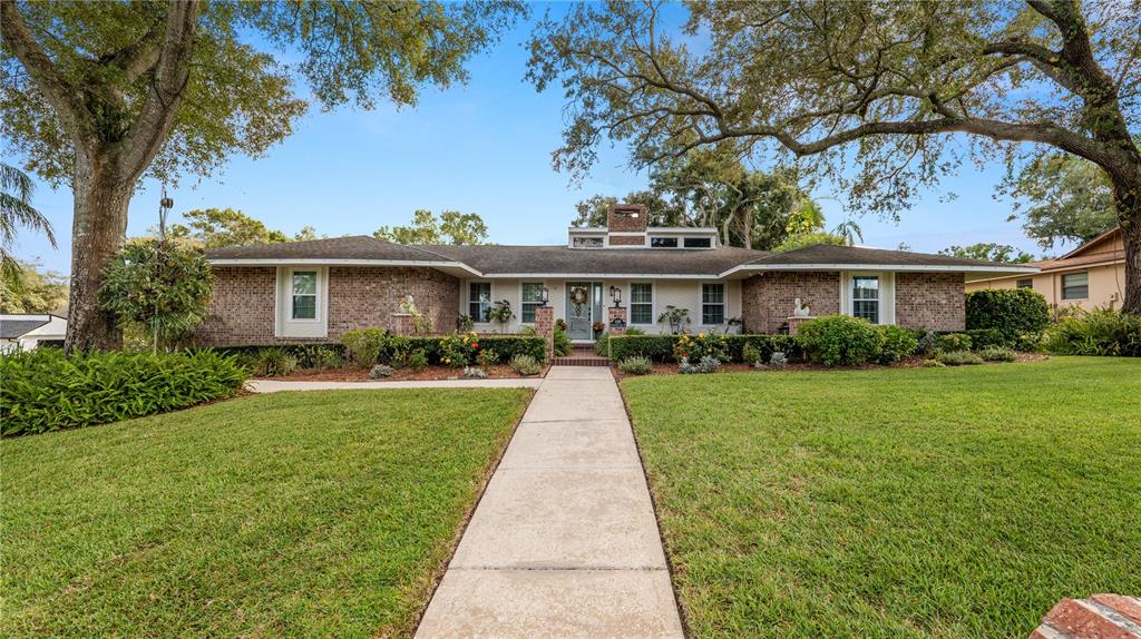 1129 SUGARTREE LANE N