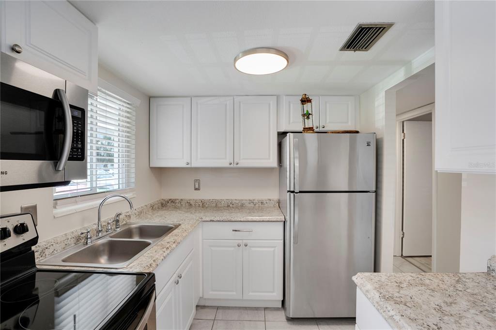 2211 SUNSET DRIVE UNIT E3, BRADENTON, FL — photo 5 of 30