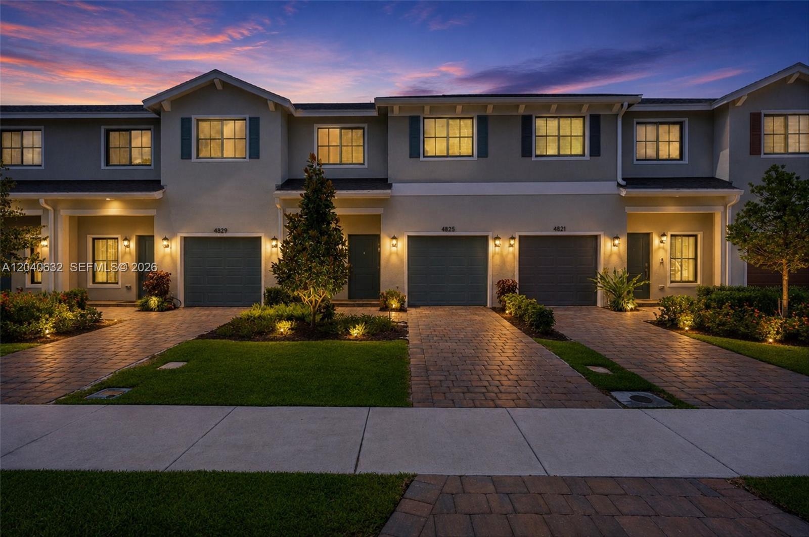 4825 Dillion St, Lake Worth FL 33463