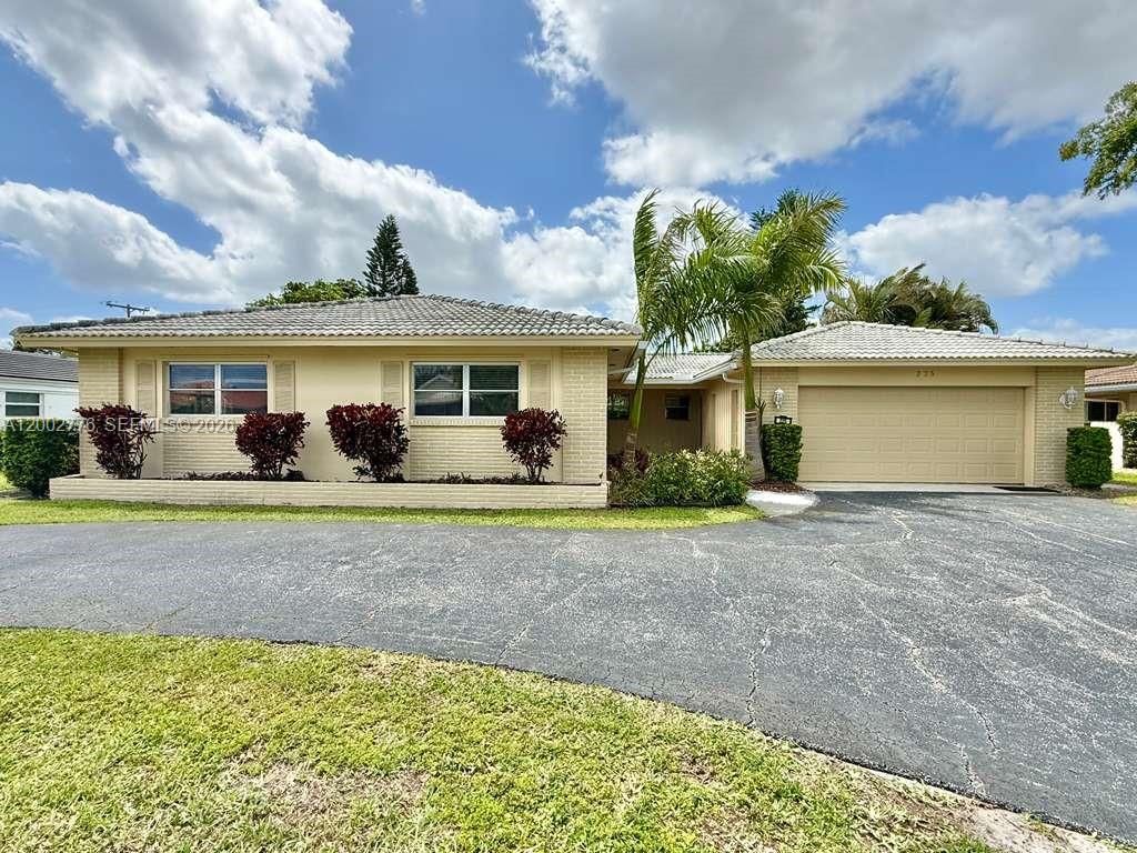 225 Gleneagles Dr, Atlantis FL 33462