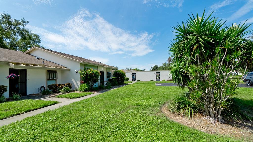 A single-story residential building with a red circle highlighting the central unit's exterior — 6507 HERITAGE LANE UNIT 2605, BRADENTON, FL