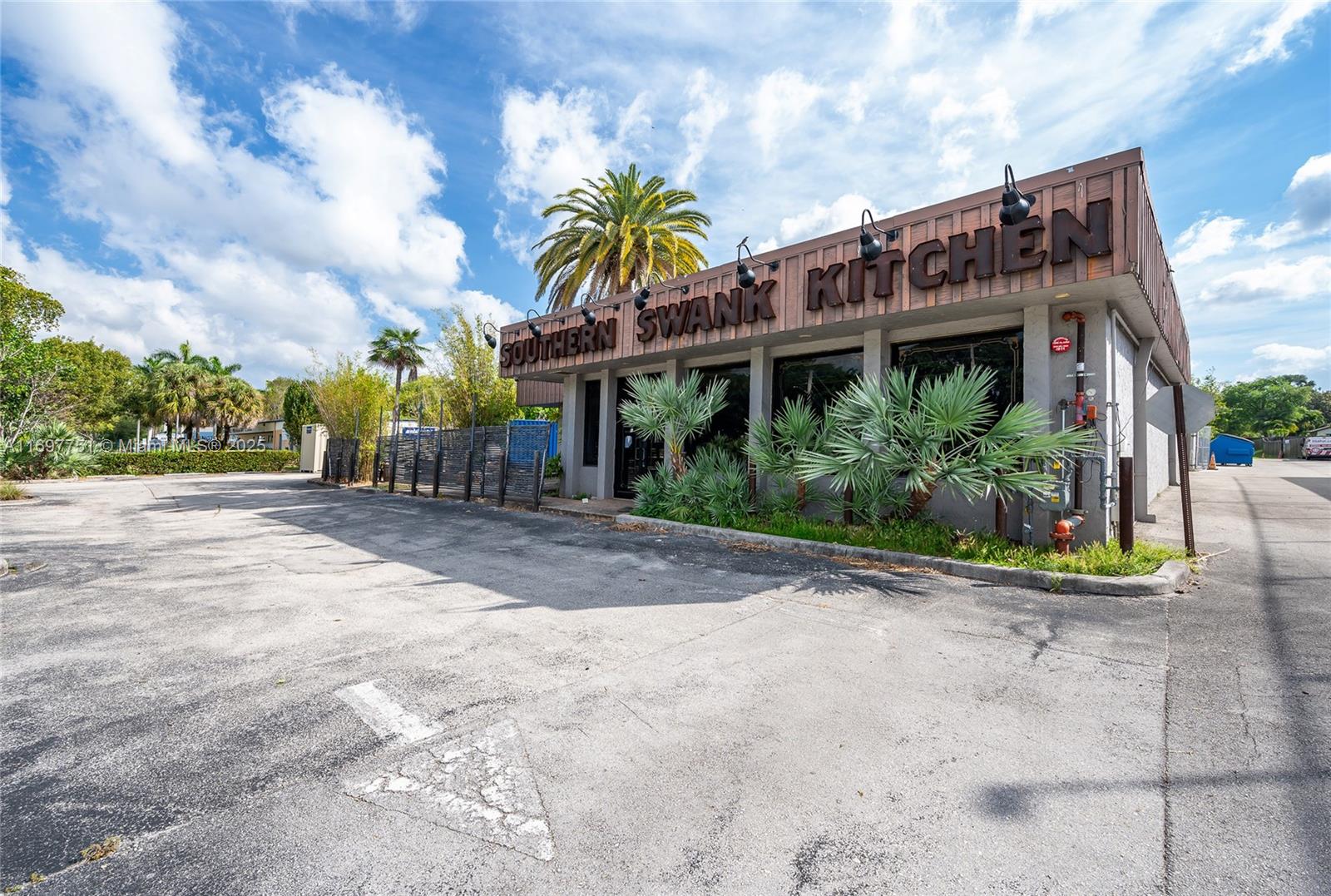 4196 S University Dr, Davie FL 33328
