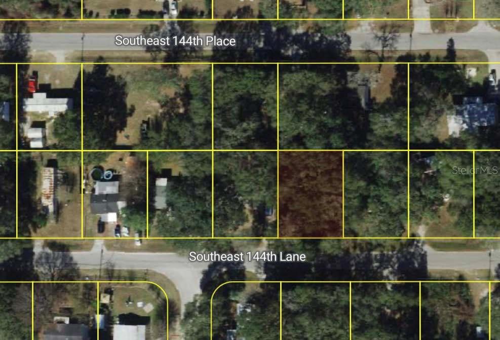 This is an aerial map showing residential lots between two streets — SE 144TH LANE, SUMMERFIELD, FL
