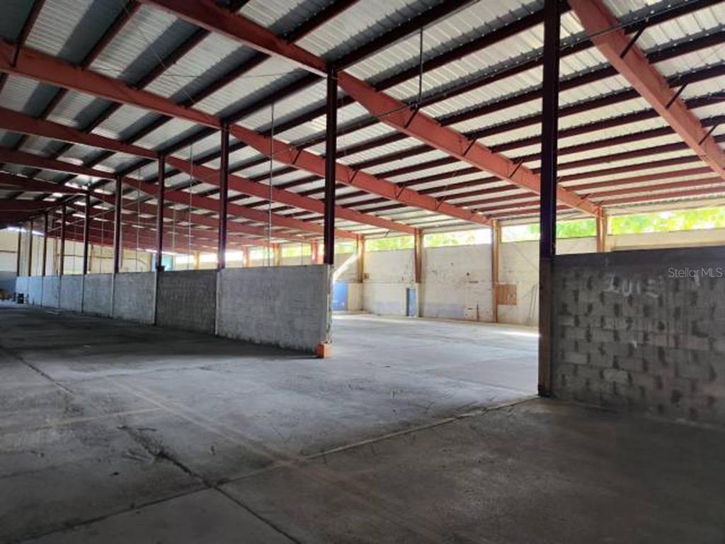 An expansive, open-plan industrial warehouse space features exposed steel beams and concrete block walls — 20 REPARADA INDUSTRIAL PARK, 4TH ST. LOT 20, PONCE, PR