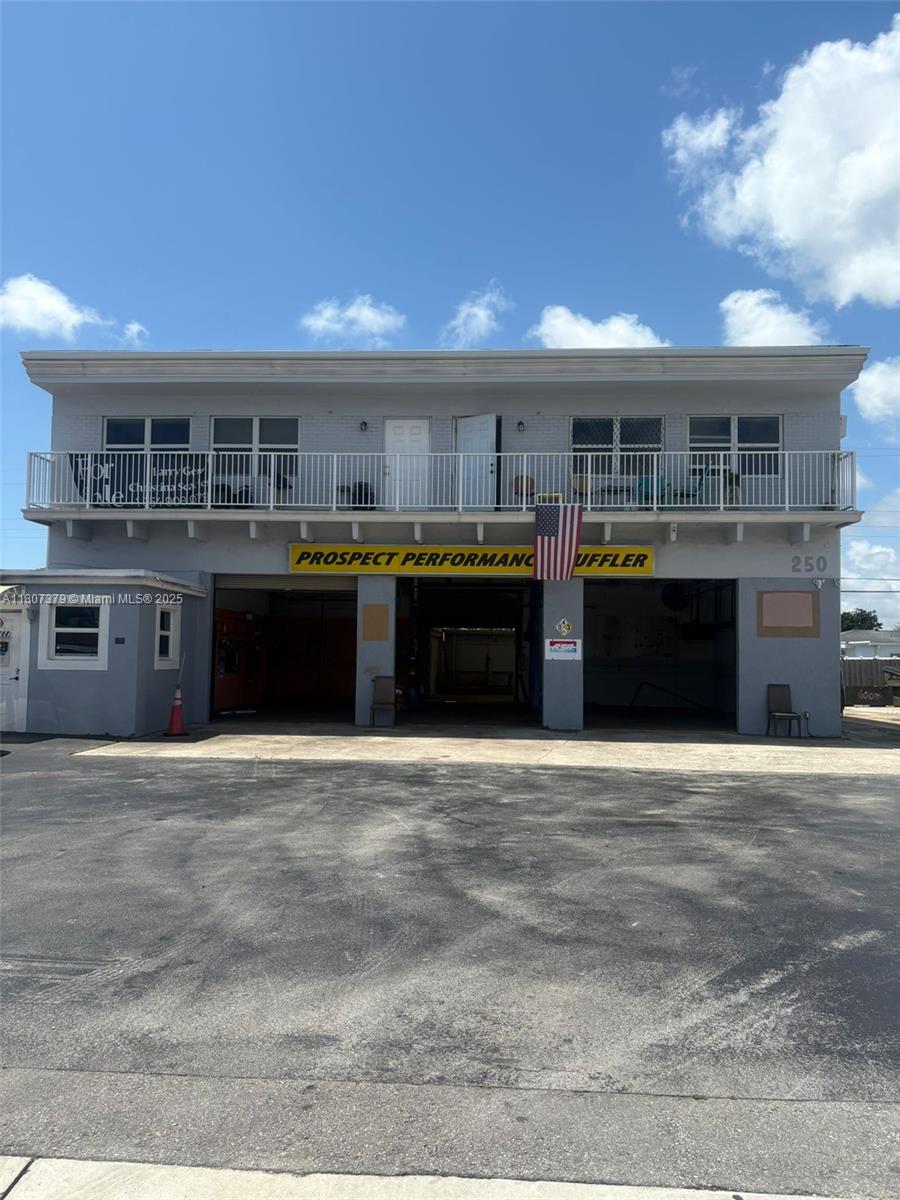 250 NE 44th St, Oakland Park FL 33334