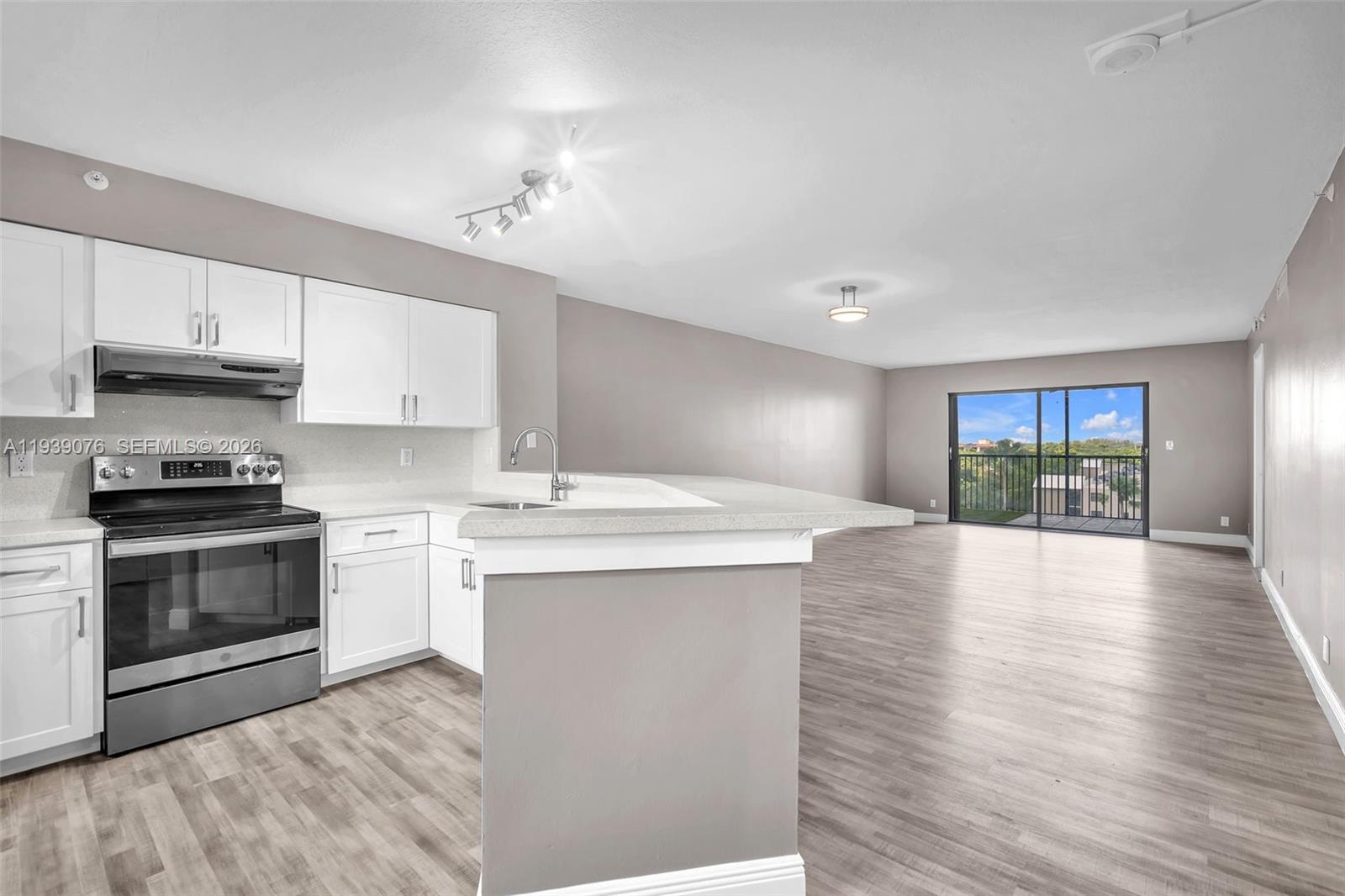 2112 S Cypress Bend Dr # 802, Pompano Beach FL 33069