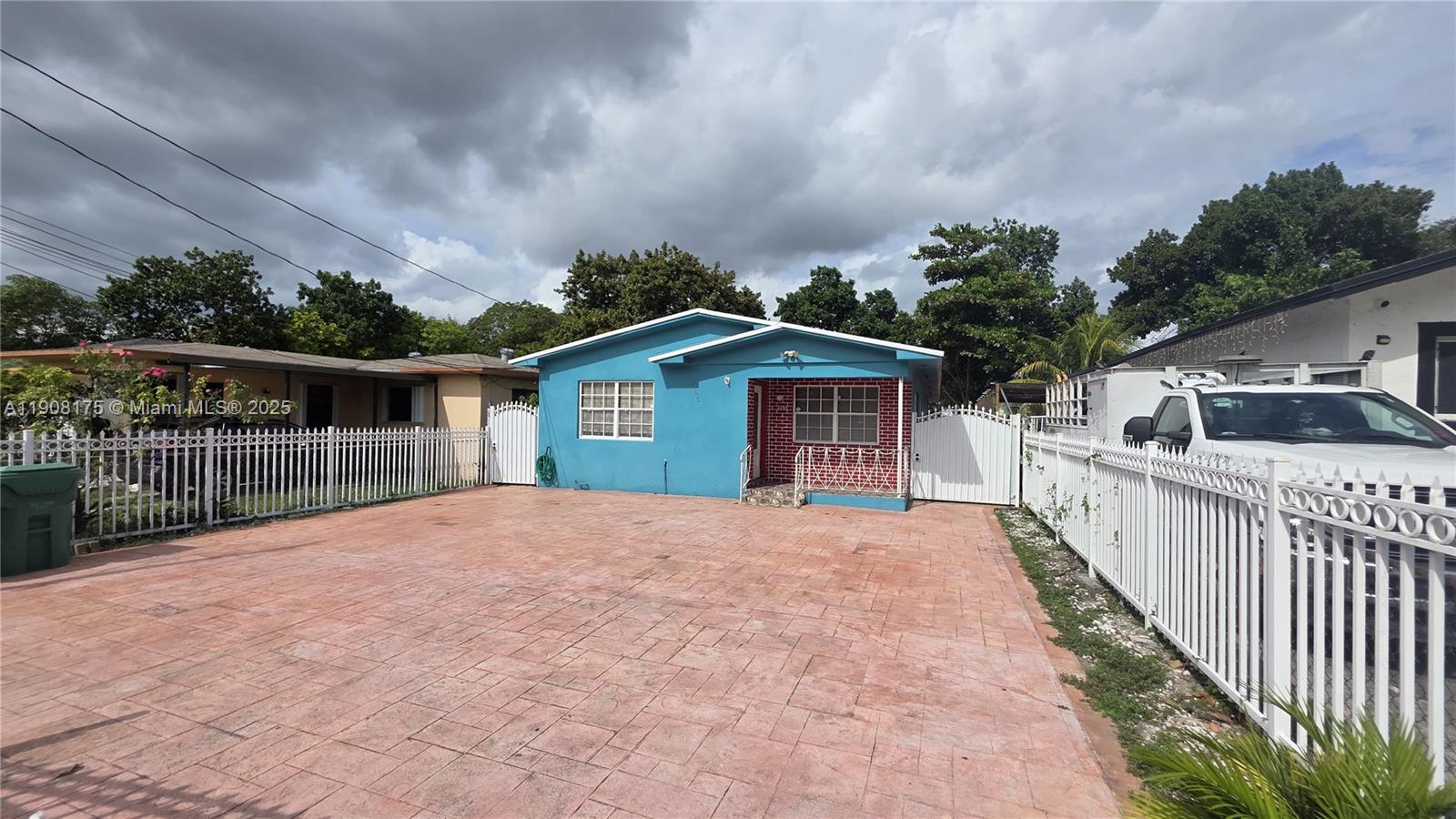 2355 NW 59th St, Miami FL 33142