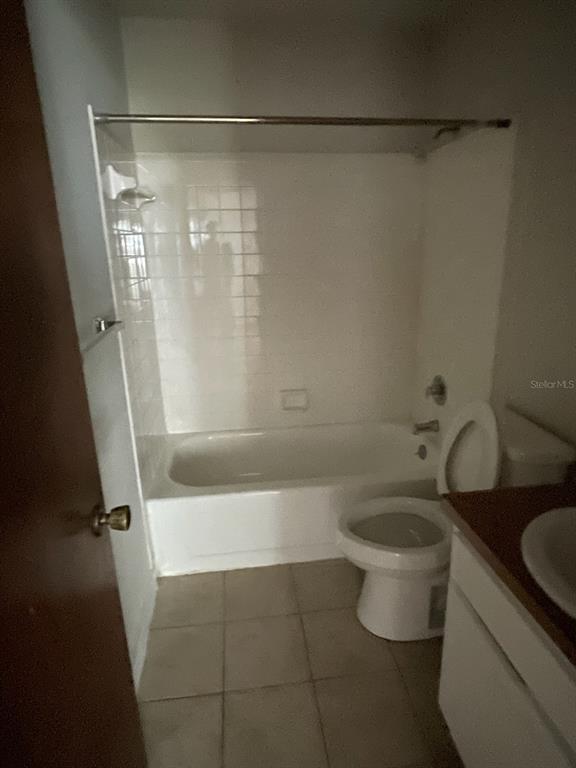 A bathroom features a white bathtub with a shower surround, a toilet, and a vanity — 2001 SAN MARCOS DRIVE SE UNIT 11, WINTER HAVEN, FL