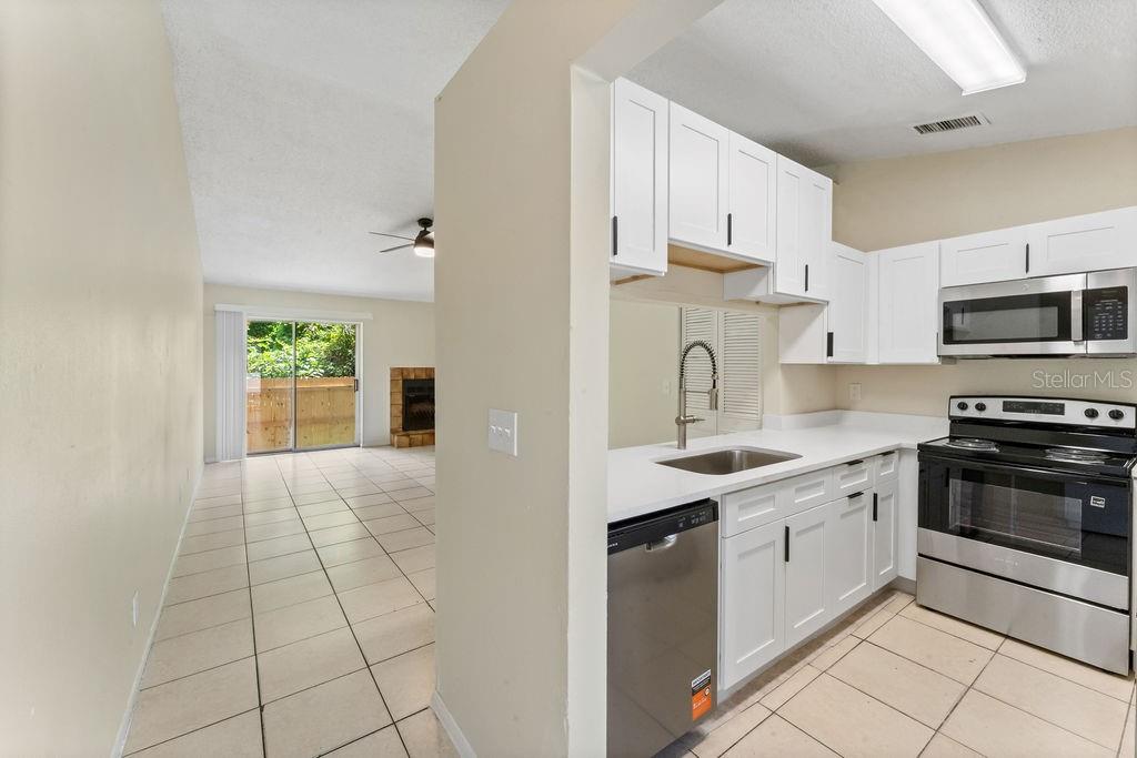 918 OTTO VILLA PLACE UNIT 9, TAMPA, FL — photo 2 of 15